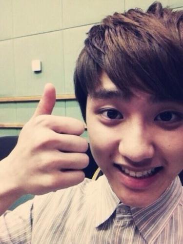 EXO海量后台花絮照曝光:鹿晗坐世勋腿上撒娇