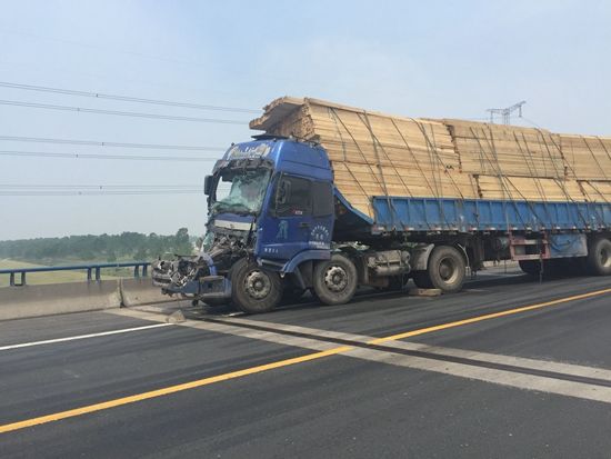 沈海高速连云港段多车连环追尾 伤亡情况未明