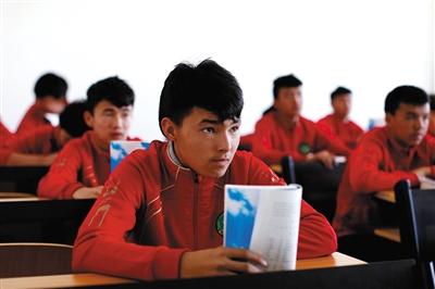 新疆少年足球队队员没钱买球鞋 光着脚打比赛