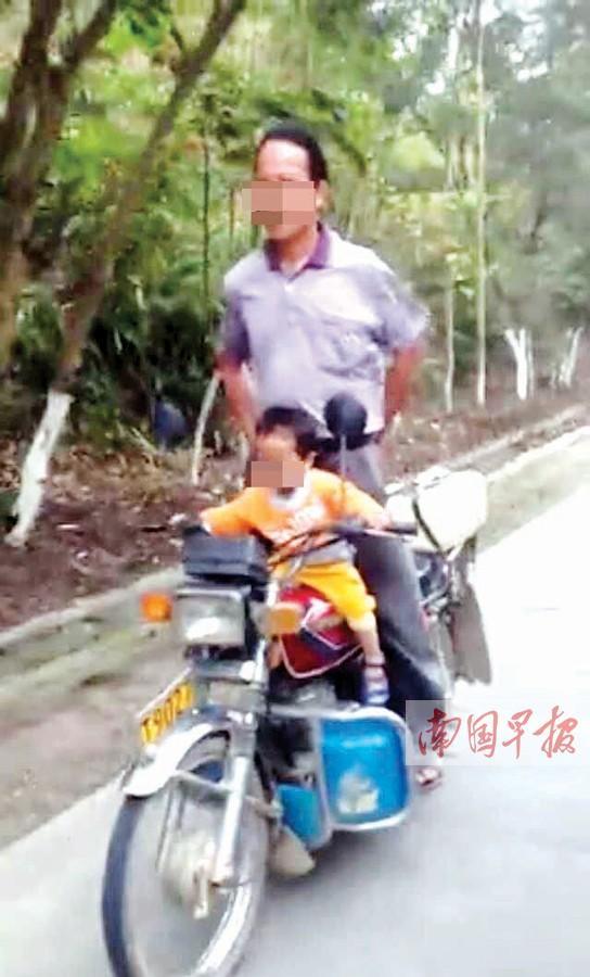 两岁女童开摩托车视频爆红 实为爷爷掌控(图)