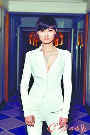 李宇春穿白色西装秀美腿 露"事业线"(图)