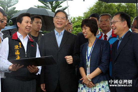 國台辦主任張志軍參觀金門田埔水庫，金門縣長陳福海向張志軍介紹“金門自大陸引水工程計劃”現況。（中國台灣網