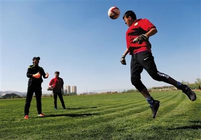 新疆少年足球队队员没钱买球鞋 光著脚打比赛