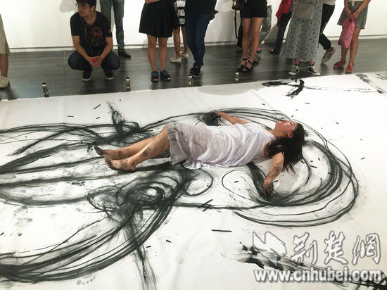 异想天开美院<em>女生舞蹈</em>作画展现女性之美--人
