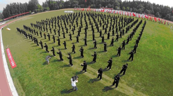 南京工业大学浦江学院举办运动会 千人打太极