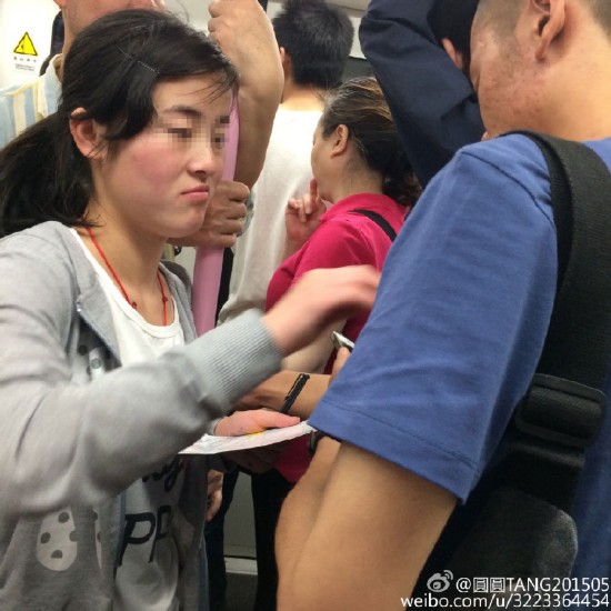 武汉现地铁丐帮 乞讨女孩对男乘客摸胸搂腰