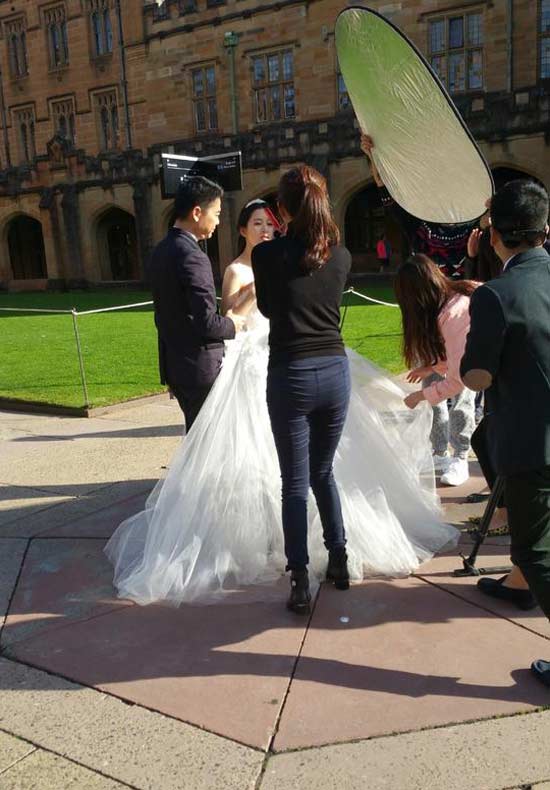 刘强东奶茶妹被曝悉尼拍婚纱照 经典老爷车当
