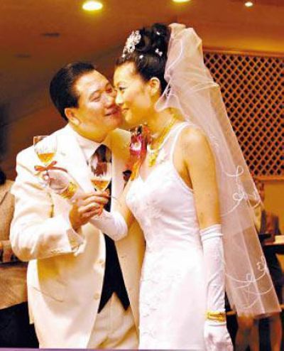 2001年11月，万梓良与曾任职空姐的姑娘郭明黎在香港注册，结束与恬妞离婚后的单身生活。据悉，万梓良比新娘子大16岁。两人还于2002年2月2日在广州摆下28桌喜酒。