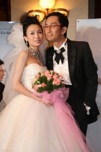 2004年，吴启华在内地拍电视剧《侠医传奇》时，邂逅比他年轻20岁的长春姑娘石洋子。2006年，在《舞林大会》节目上，吴启华公开向女友求婚，成功抱得美人归。