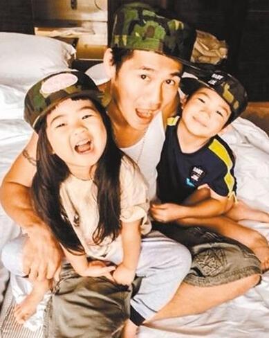 明星回应被黑奇葩招 曹格发声明杨幂自黑脚臭