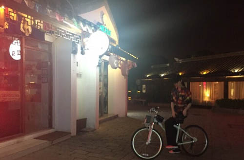 刘亦菲晒骑单车近照 照片模糊遭吐槽(图)