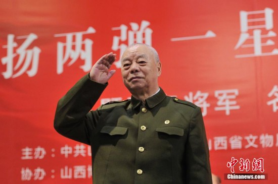 毛泽东女儿李讷与丈夫王景清出席 两弹一星 主