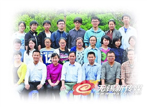 无锡一中高三生的班级毕业照:保洁员前排就座