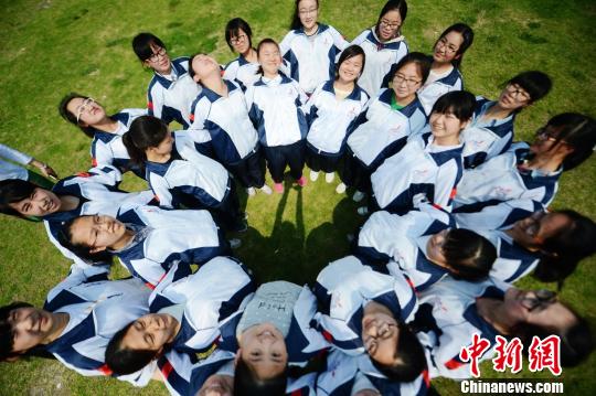 江苏扬州高三学生开展多种减压活动迎高考\/图