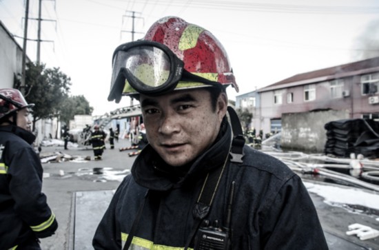 消防员不救人忙自拍 消防员更应该是这样的(组