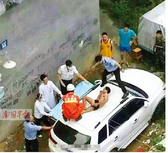 一名男子穿裤衩从高处坠落 砸凹楼下一辆汽车