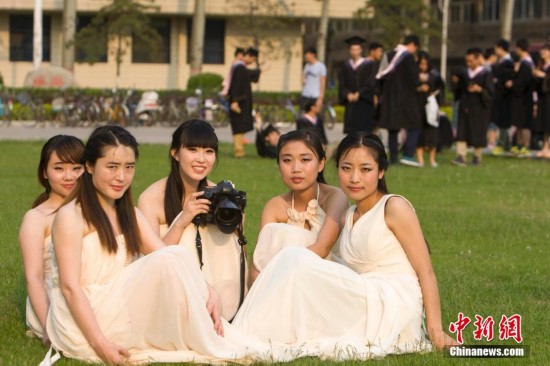 山西大学生拍摄创意毕业写真纪念校园时光