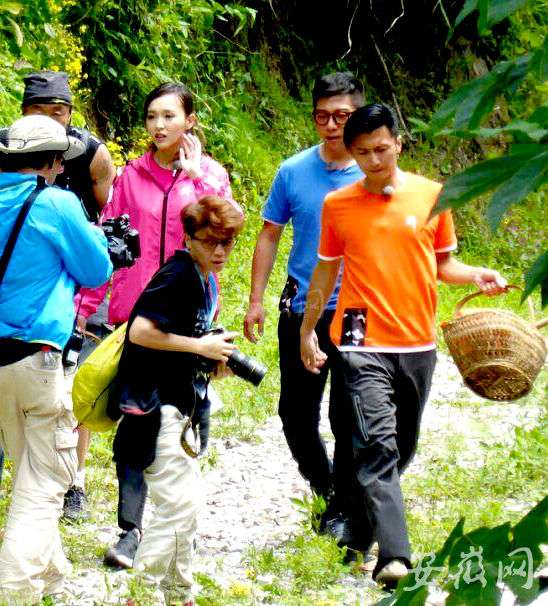 谢霆锋杨幂率锋味家族访徽州传统美味