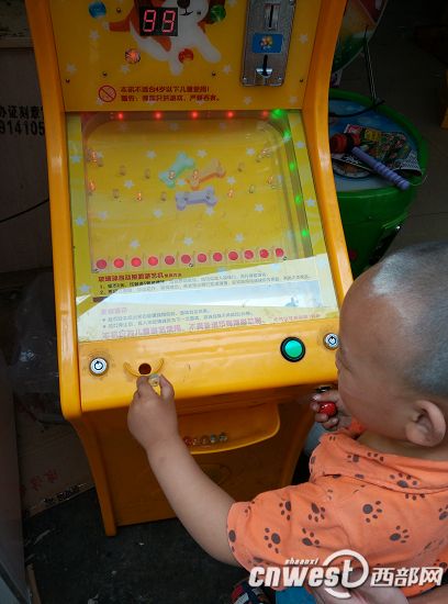 街头儿童游乐机被疑变相赌博 调查发现存监管