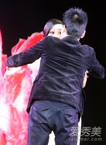 杨幂范冰冰 被男人突然强吻的10大女星