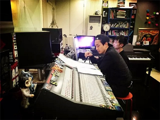 戚薇李承铉录音室密谋新歌 恩爱十足