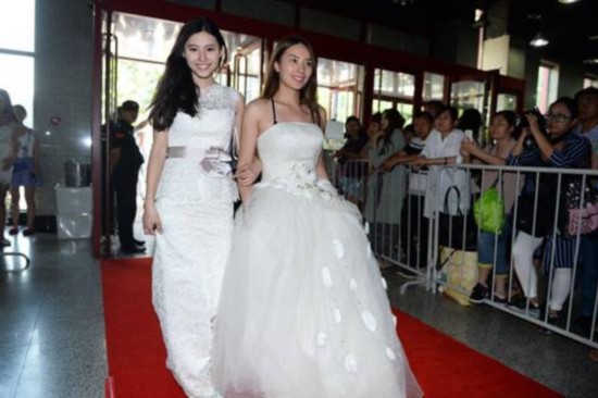 穿着婚纱去穿越_动漫婚纱情侣头像(2)