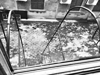 武汉督导组检查网吧 窗户上搭梯子竟成了消防