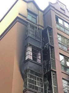 男子与妻吵架两月不回 妻子劝不动放火烧家