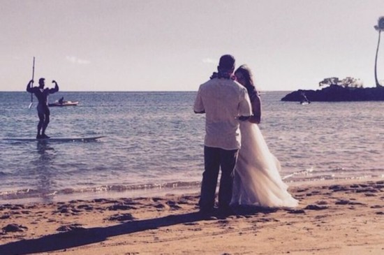 肌肉男摆超人姿势抢镜他人婚纱照