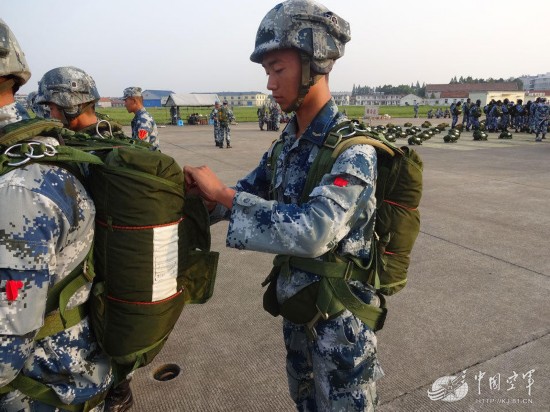 汶川地震幸存者履行报恩承诺当上空降兵(图)