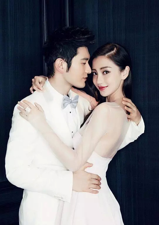 黄晓明在微博晒出二人的结婚证,随后baby也转发了该条微博
