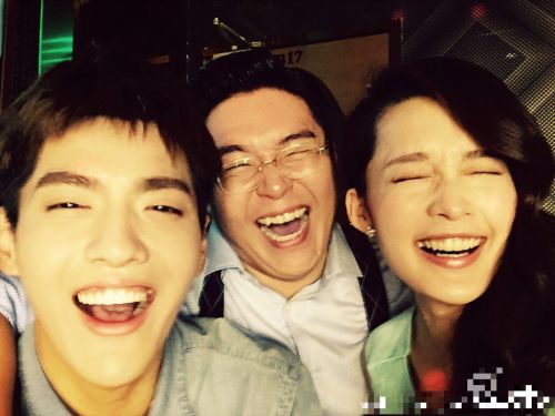 李沁晒吴亦凡刘亦菲合影 庆《致青春2》杀青(