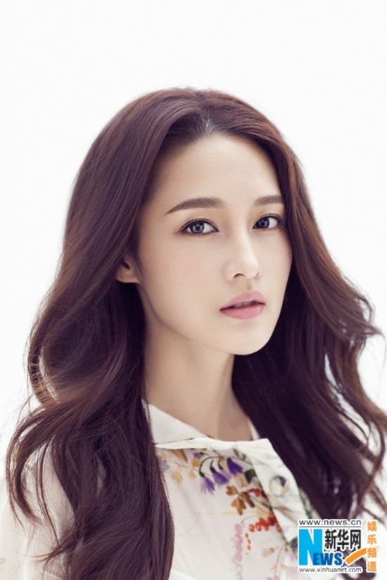 李沁夏日写真曝光 清新淡雅如花中仙子