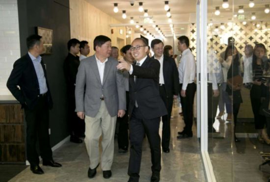 2015年5月21日,潘石屹陪同上海副市长艾宝俊,黄埔区委书记翁祖亮
