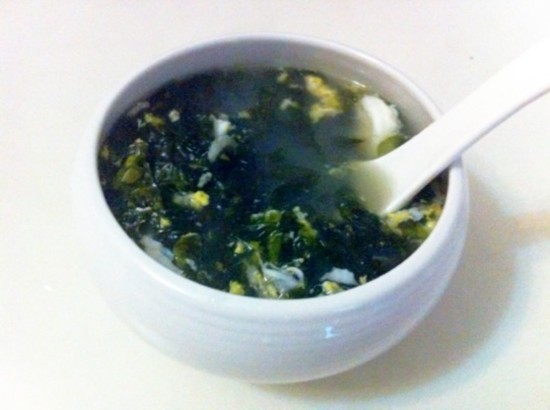 总是便秘怎么办?试着喝点紫菜汤