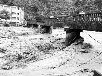 贵州突降暴雨 冲毁3座大桥