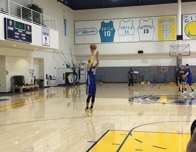 满血归来!库里戴护臂出战 称再不敢随便跳了