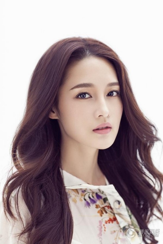 李沁与男友金世佳同居 李沁写真如花中仙子