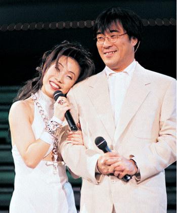 范伟漂亮妻子丰腴气质绝佳 与赵本山春晚同台