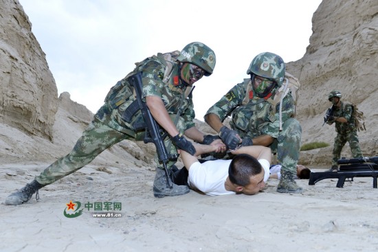 新疆战士无人区练捕歼 狙击手变隐形人(图)