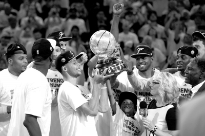 勇士4比1淘汰火箭晋级总决赛 库里期待过招詹