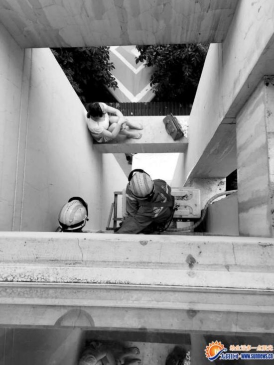 厦门一女子疑被传销诈骗欲跳楼 消防员僵持5小