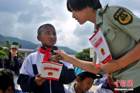 云南临沧佤族儿童接受禁毒教育