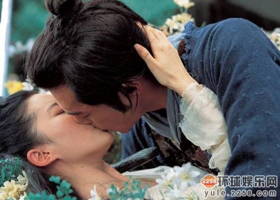 杨幂刘诗诗四小花旦吻技比拼 刘诗诗吻杨幂震