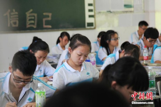 四川攀枝花学子高温下备战高考