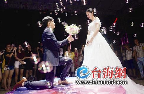 厦门:男子求婚保时捷等豪车一字排开 直升机在头上盘旋--福建频道--人民网