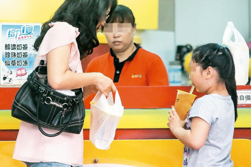 台湾研究:塑料杯饮品可致幼童性早熟(图)