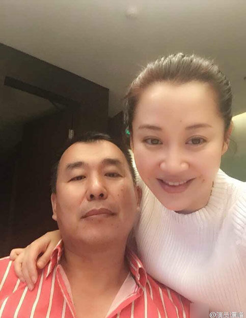 北影表演88级同学聚会 许晴与男子亲密喝交杯