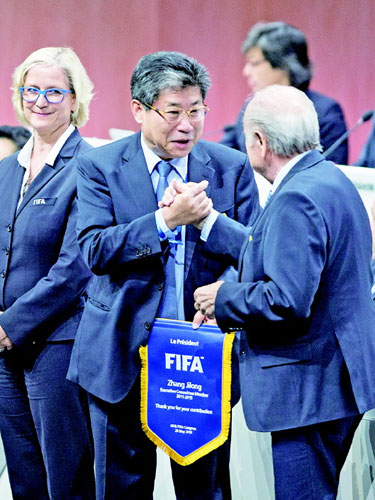 张吉龙卸任国际足联执委 布拉特赠锦旗纪念