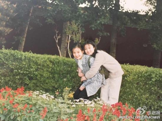赵薇晒旧照半蹲被友人拥抱 自嘲姿势雷人